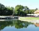 Der Orchesterplatz über dem kleinen Teich und die Der Orchesterplatz über dem kleinen Teich und die